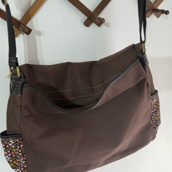 Union Bay floral crossbody messenger Y2K style bag with adjustable strap. - Picture 5 of 7